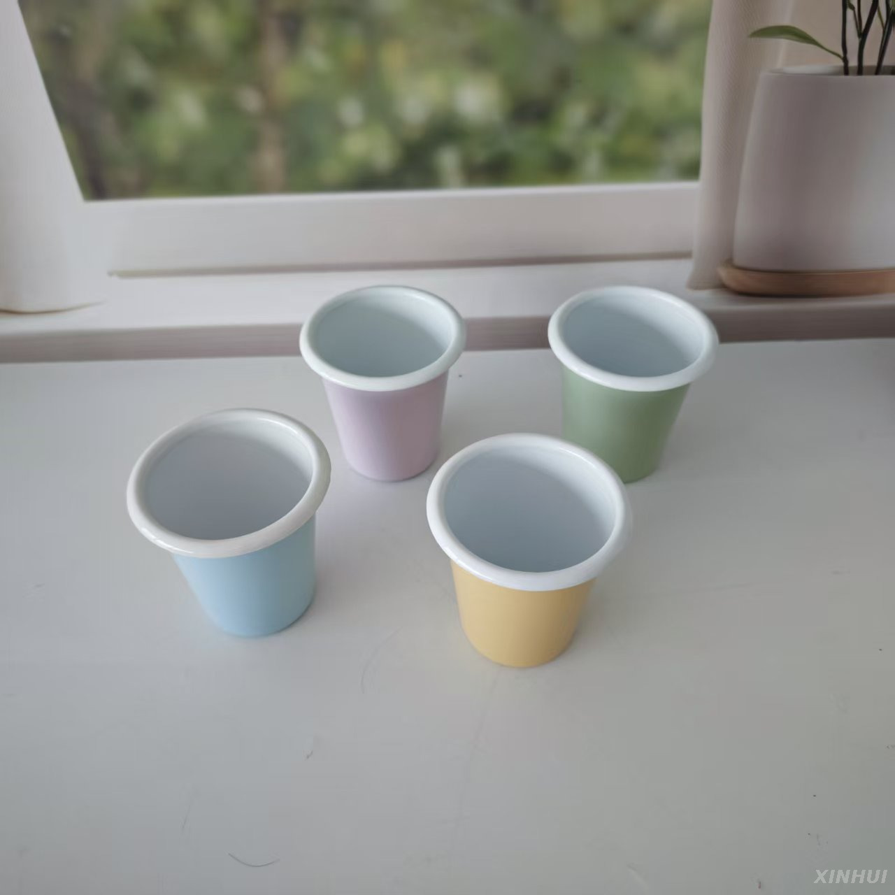 Tasse en forme de V à main en émail avec schéma de couleurs simple Macaron