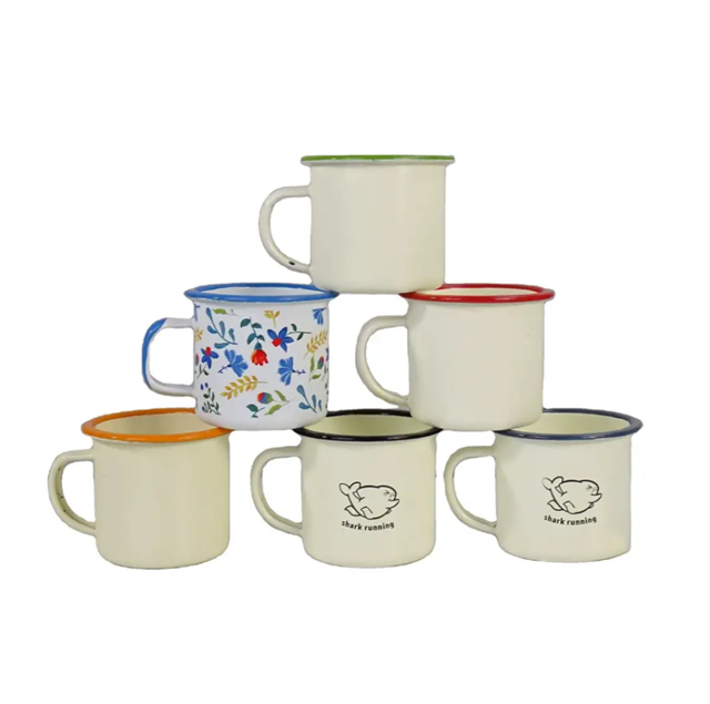 Collection de tasses à thé vintage en porcelaine avec motifs floraux