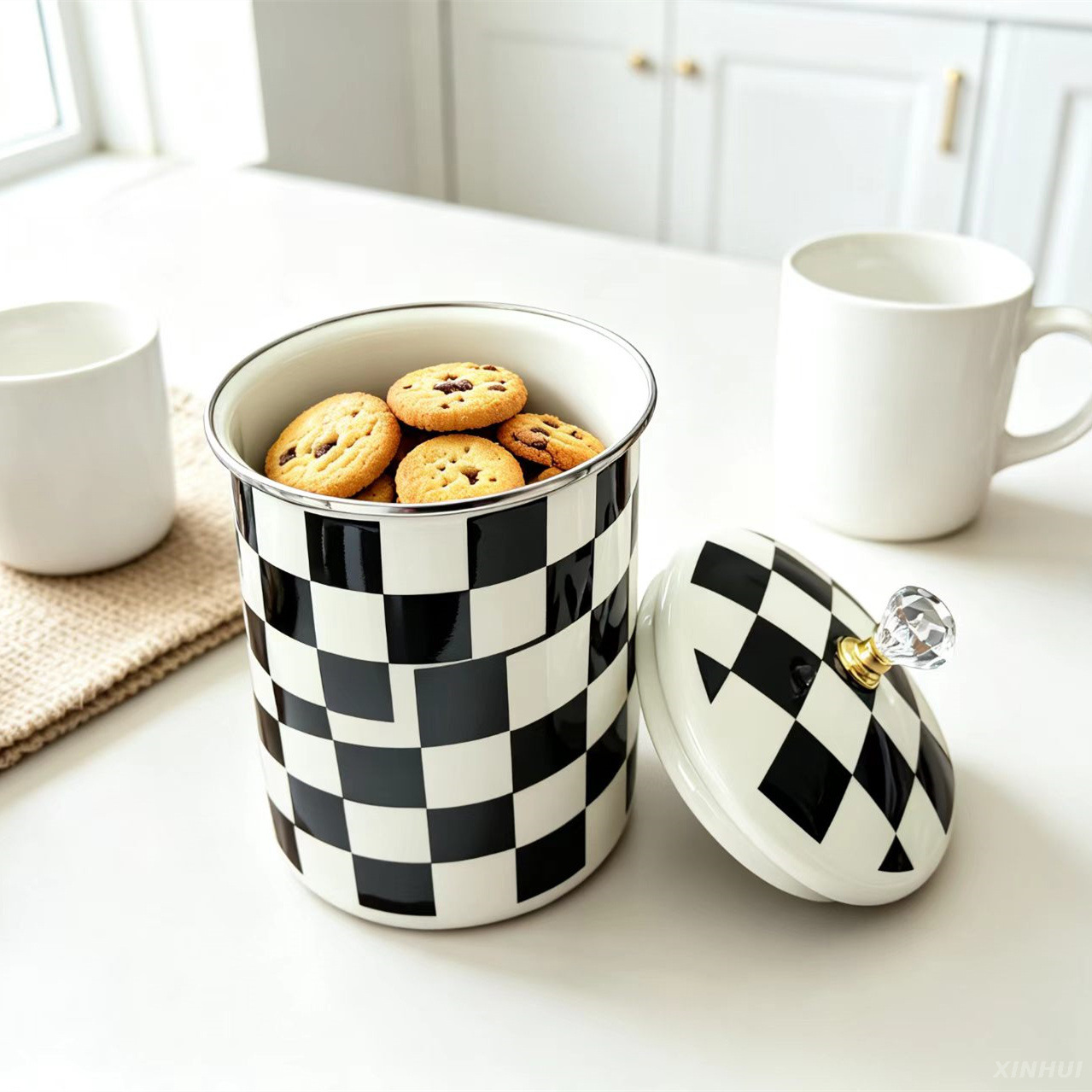 Pot de bonbons en émail damier rétro